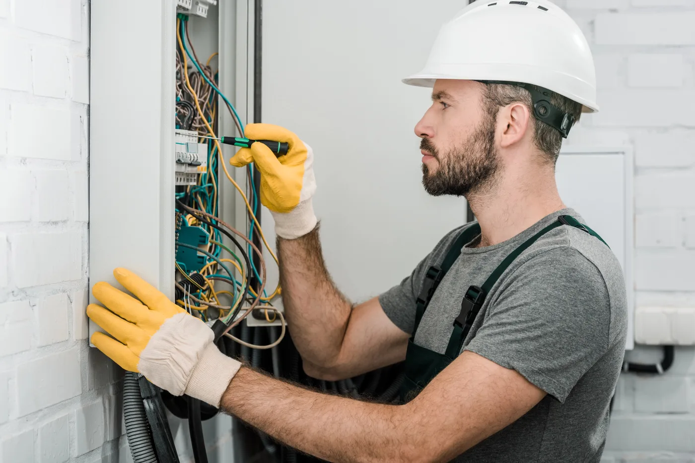 Électricien reprenant le câblage d'un circuit lors d'une rénovation au Kremlin-Bicêtre